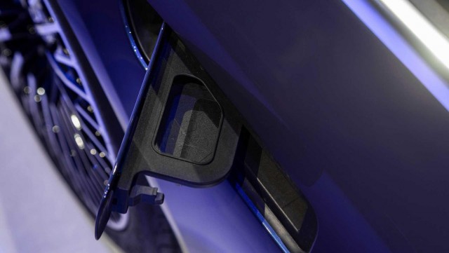 В Mercedes–Benz EQS владельцу даже не открыть капот