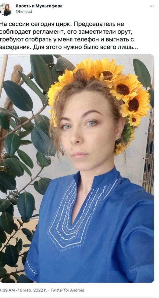 Депутат пришла на заседание с венком на голове