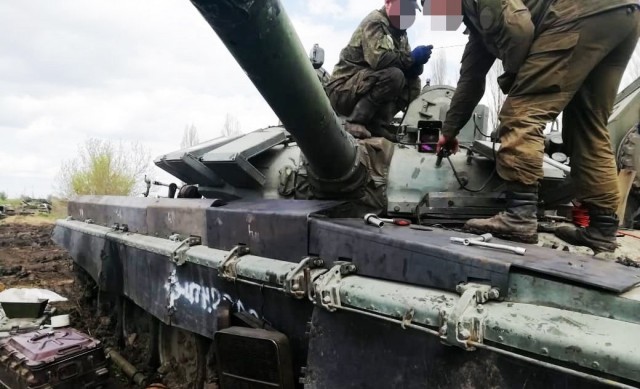 Расконсервировали танки Т-62 и Т-80БВ