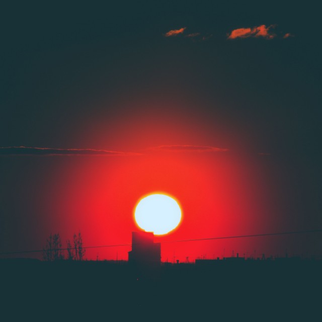 Солнце, небо и лунища