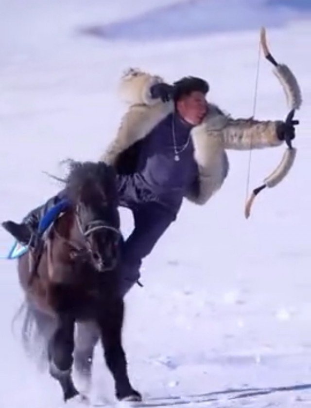 Так выглядит поза всадника при стрельбе из лука