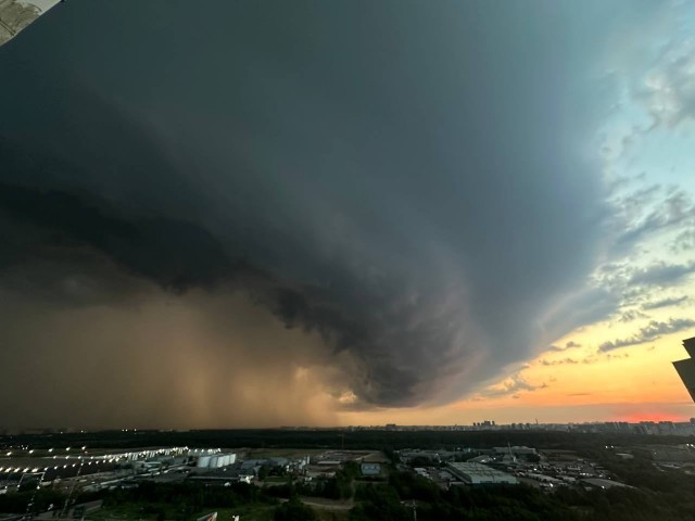 В Москве началась сильная гроза