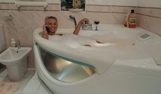 Кто из звезд эстрады выступал под фонограмму и почему они на это шли: 7 самых знаменитых «фанерщиков