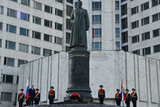 Вернуть Дзержинского на Лубянку предложил уже и  депутат Мосгордумы Николай Зубрилин.