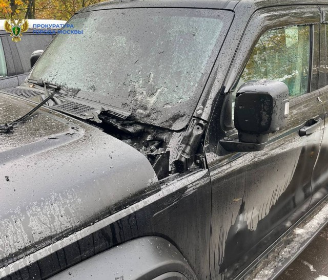 Самодельное взрывное устройство сдетонировало под автомобилем в Москве.