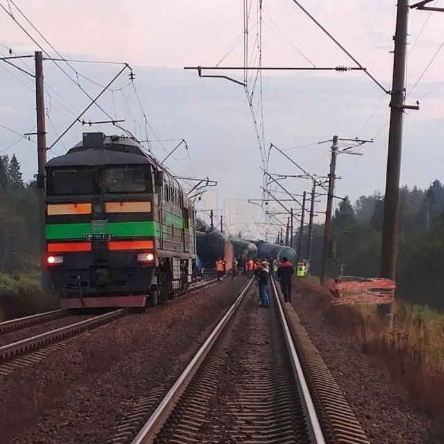 Три вагона тепловоза с 15 цистернами сошли с рельсов в Ленинградской области