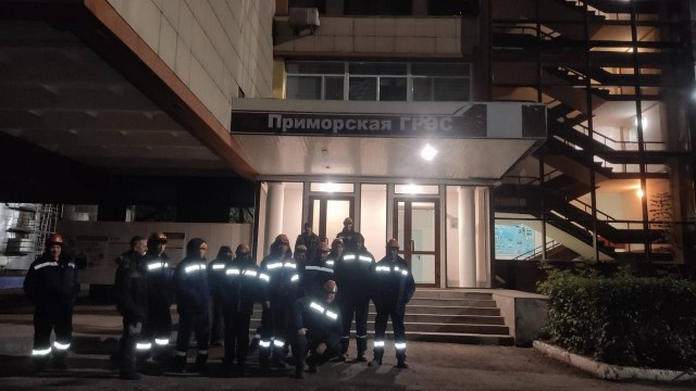 В Приморье рабочие массово ночуют на ГРЭС из-за невыплаты заработной платы — сотрудники залазят на крышу и угрожают, что сбросятся