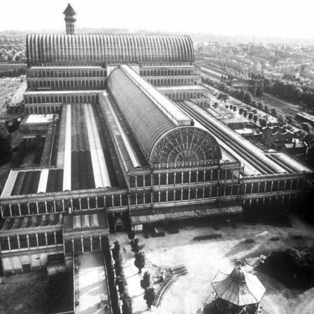 Крутые архитектурное объекты на ретрофото