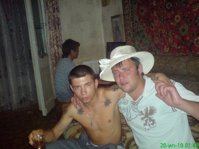 Парни обнимают друг друга в двух случаях:  или они голубые… или синие.