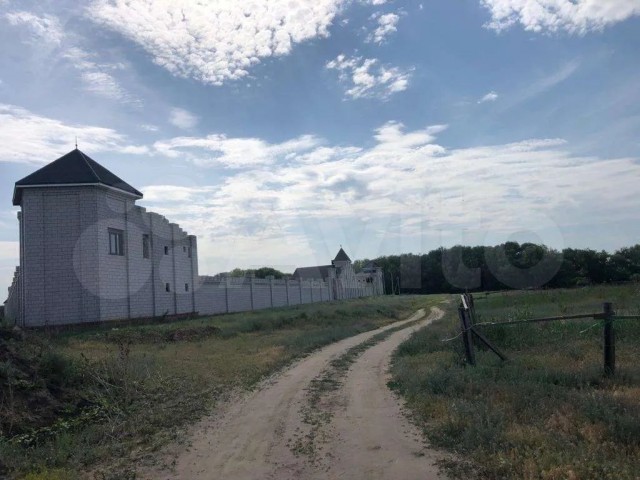 Под Волгоградом продают замок — личную крепость с башнями для лучников выставили за ₽40 млн.