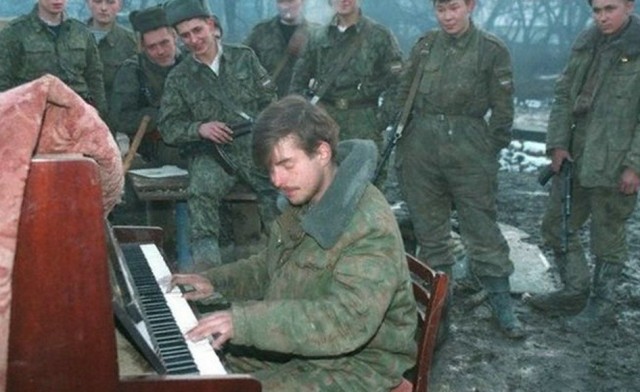 Бомж нашел на помойке пианино