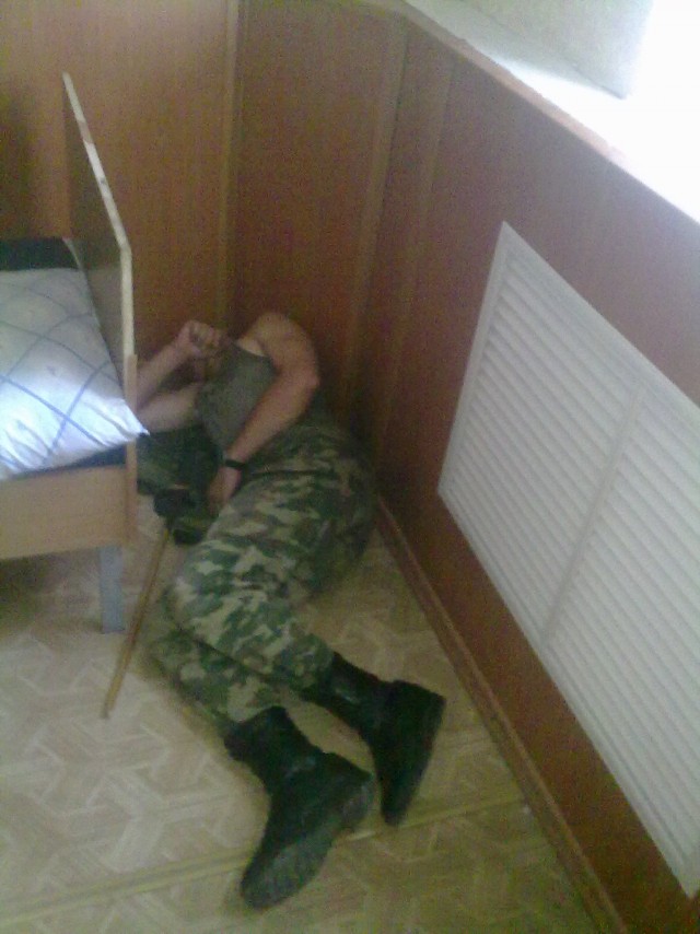 Russian Army - солдаты могут спать везде!