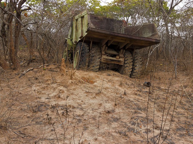 Ангола. Остатки военного лагеря в джунглях