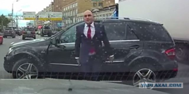 Очень странный водитель Mercedes....