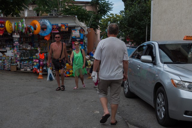 А вам нравится, когда голые мужики бродят по городу?