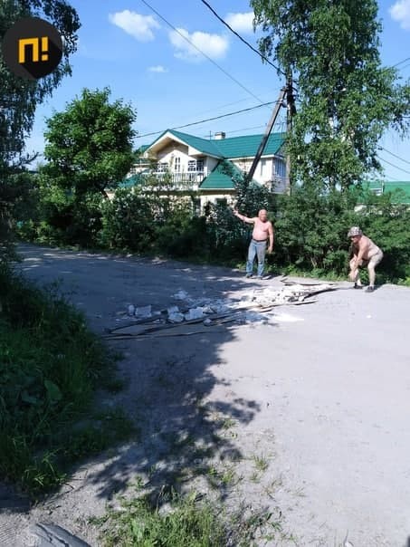 Жители посёлка Красный Бор в Ленобласти с кирпичами и досками вышли на тропу войны