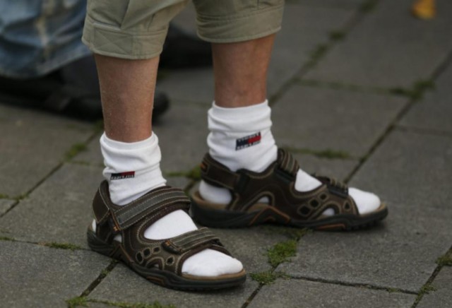 Выглядит дико, но смысл есть: зачем мужчины носят сандалии с носками.