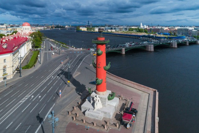 Что это за красные колонны в Петербурге?