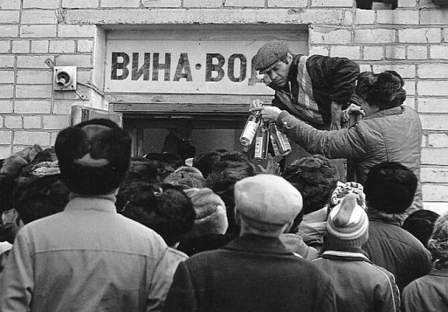 Очередь в алкогольный магазин