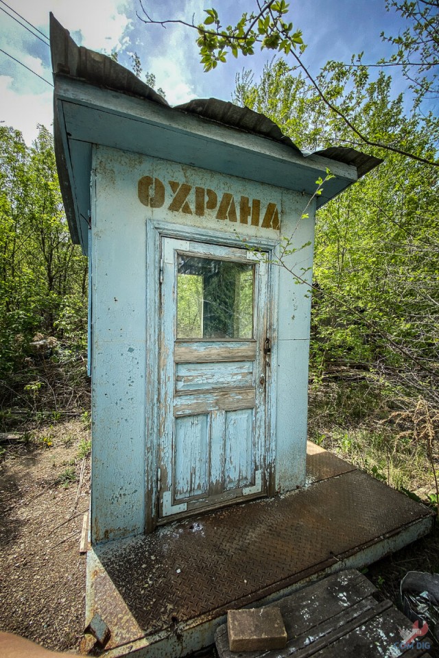 Небольшой заброшенный металлургический завод на фото