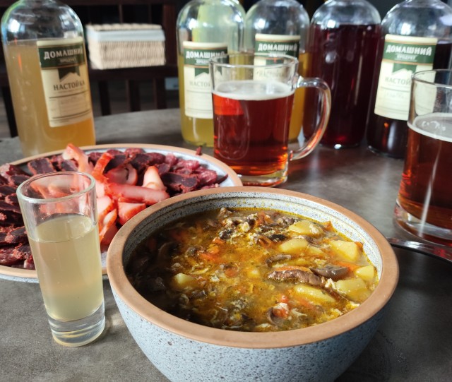 Вопрос: Нужна ли еще одна рюмка для друга или приятеля?