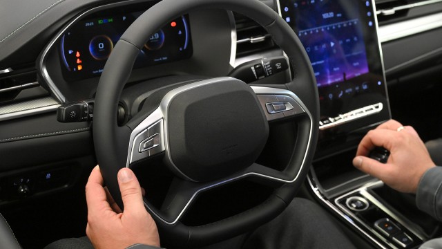 Эксперты предлагают в России обязать автопроизводителей дублировать сенсорные кнопки физическими