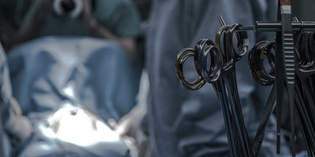 Хирург дала своей 12-летней дочери просверлить череп пациенту.