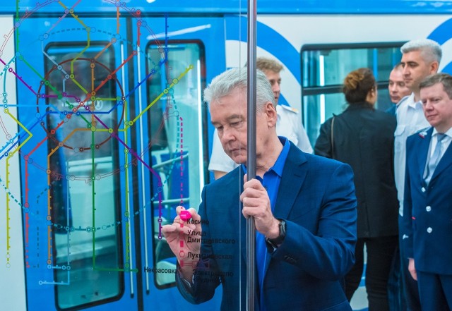 Наконец-то нам нормально объяснили, что делать, если сумка застряла в дверях вагона метро