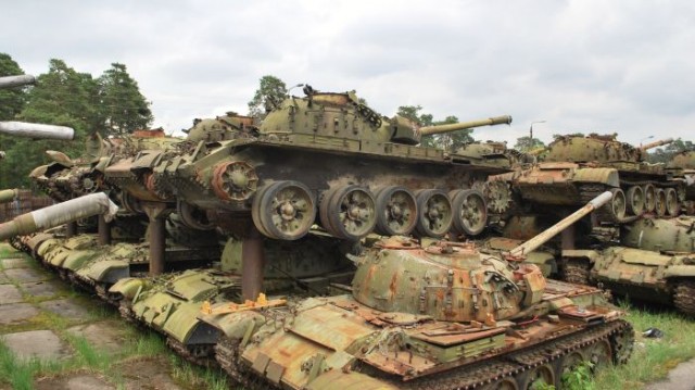 Свалка танков под Киевом