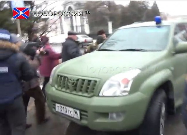 Армия ДНР привезла пленного киборга на место прест