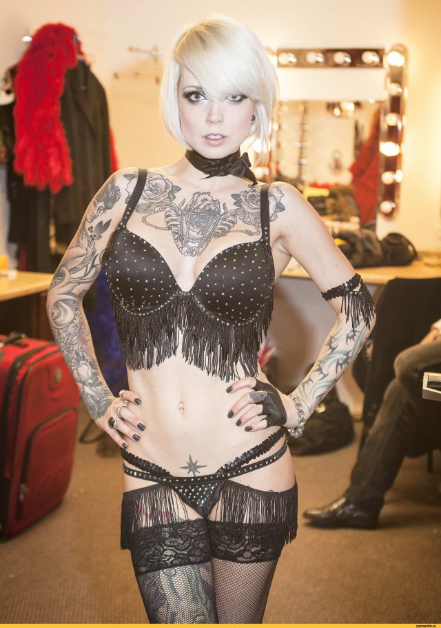 Девушки с татуировками. Одетые и не совсем.