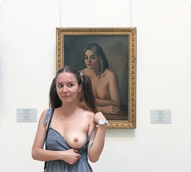 Оголила грудь на фоне картины в Эрмитаже