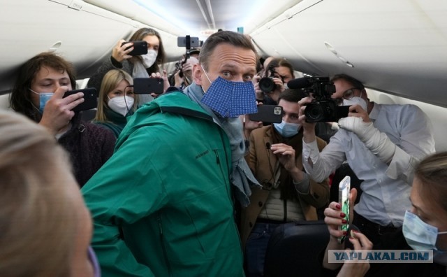 Самолет с Навальным перенаправлен из Внуково в Шереметьево