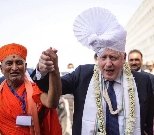 Наконец он разобрался с прической