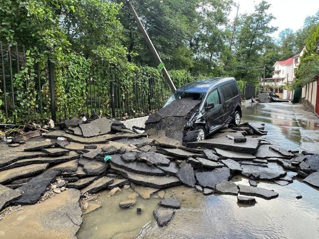 Металлолом из машин заполонил улицы Сочи после потопа