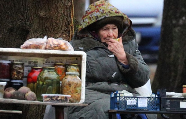 Вымирают потихоньку. В России стало на 400 тысяч пенсионеров меньше