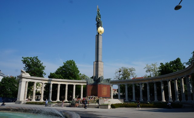 Тем временем в центре Вены