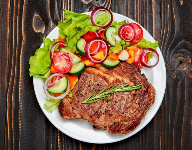 Россиянка заболела менингитом после того, как съела немытые овощи и стейк