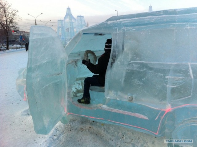 Эх, прокачу! Тойота Ланд Краузер изо льда :)