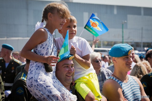 С Днем ВДВ, посоны!