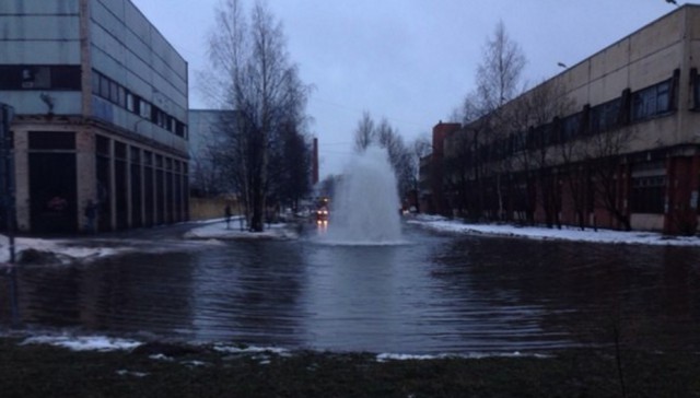 Из прорвавшихся труб в Петербурге забили два «фонтана»