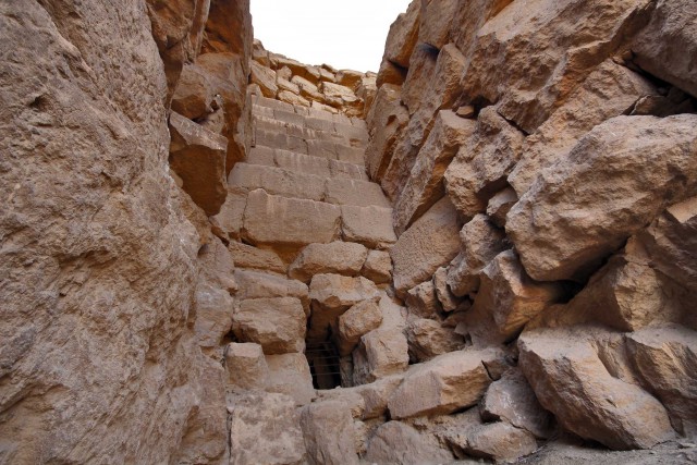 Почему нельзя забираться на пирамиду