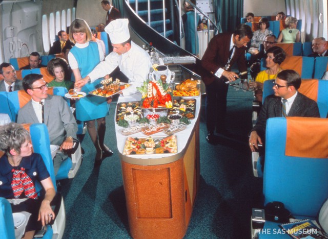 Как кормили в самолетах 50 лет назад