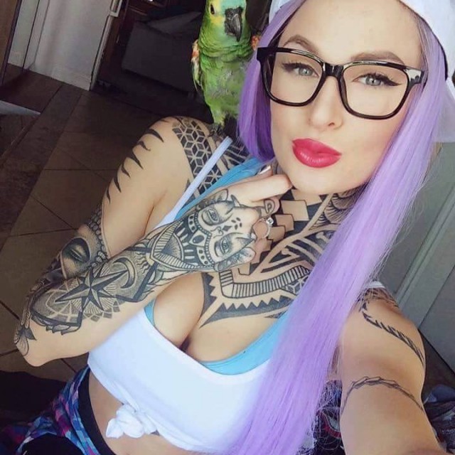 Девушки с татуировками. Одетые и не совсем.