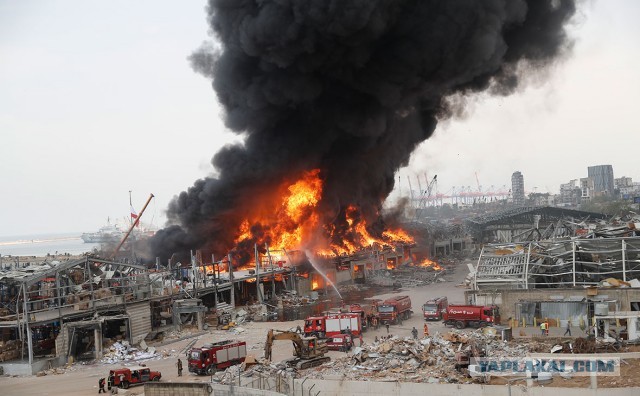 В порту Бейрута, где месяц назад прогремел мощнейший взрыв, снова пожар