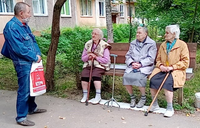 Навального доставили в Бабушкинский суд, где будет рассмотрено его дело о клевете на ветерана.
