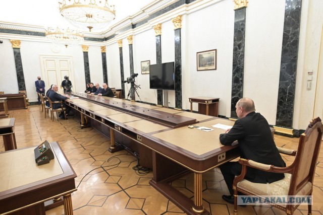 Почему Путин сидит за таким длинным столом? Чего он боится?