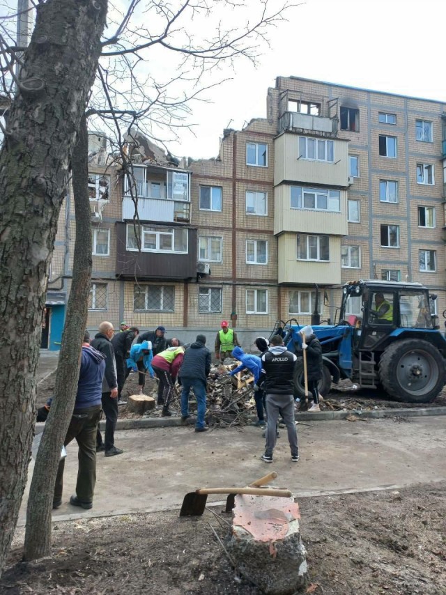 Беженцы из Украины убрали парк в Гданьске в благодарность за помощь и поддержку