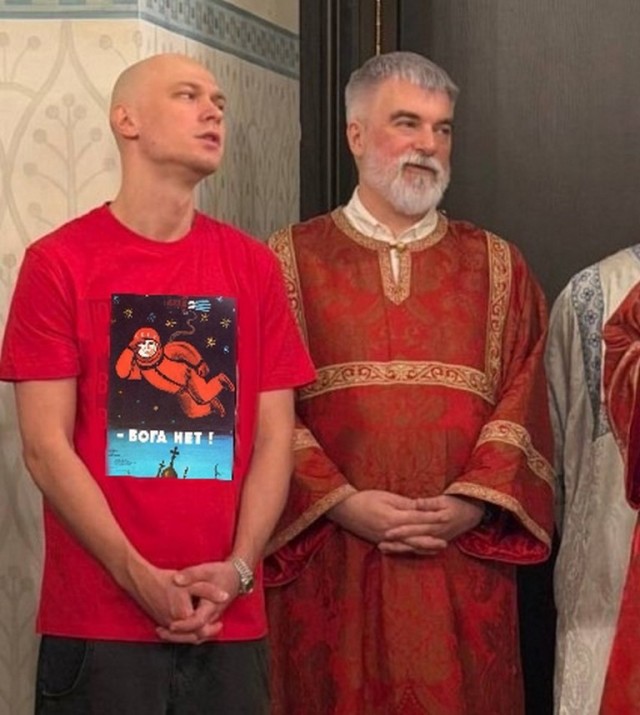 Актер Юрий Борисов пришел на пасхальную службу в храм на Пресне в красной праздничной одежде