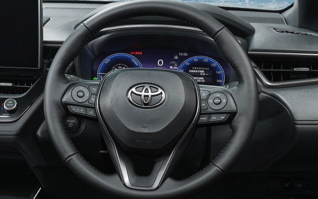 Toyota Corolla Cross получила спецкомплектацию в честь 60-летенго юбилея Короллы. Цена Короллы = цене Лады Весты